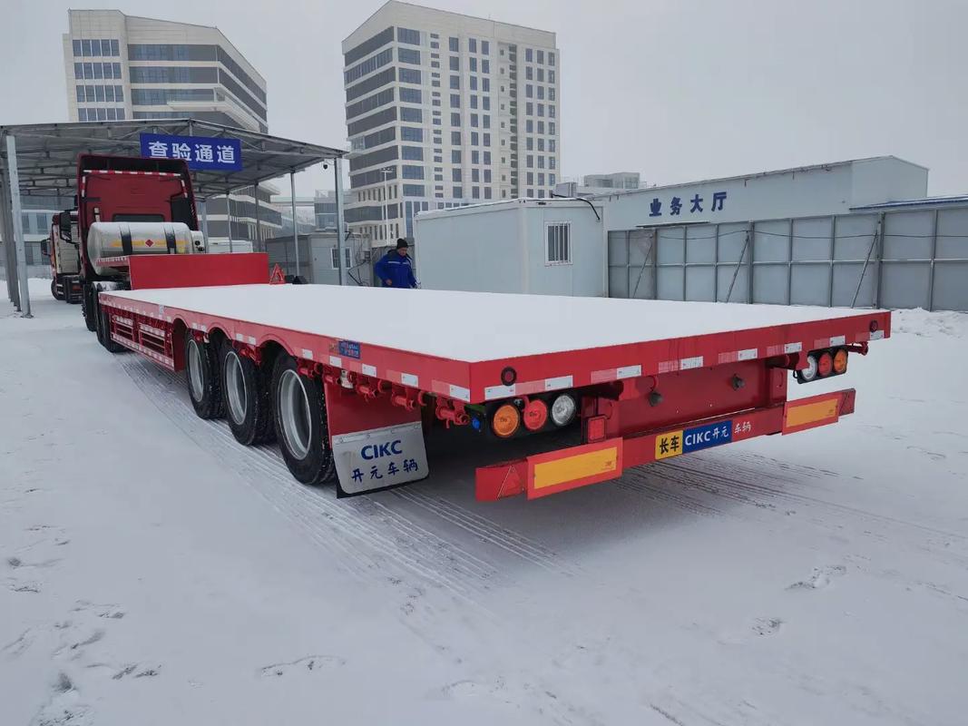 天恒基汽車城 低平板半掛車13.75米平板，現車充足，歡迎選購